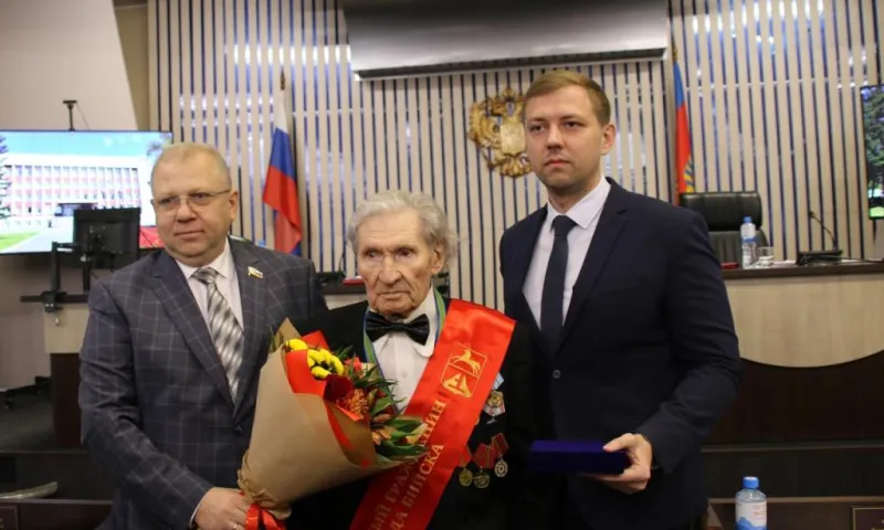 Ленту почётного гражданина Бийска вручили ветерану Великой Отечественной войны и заслуженному работнику культуры РСФСР