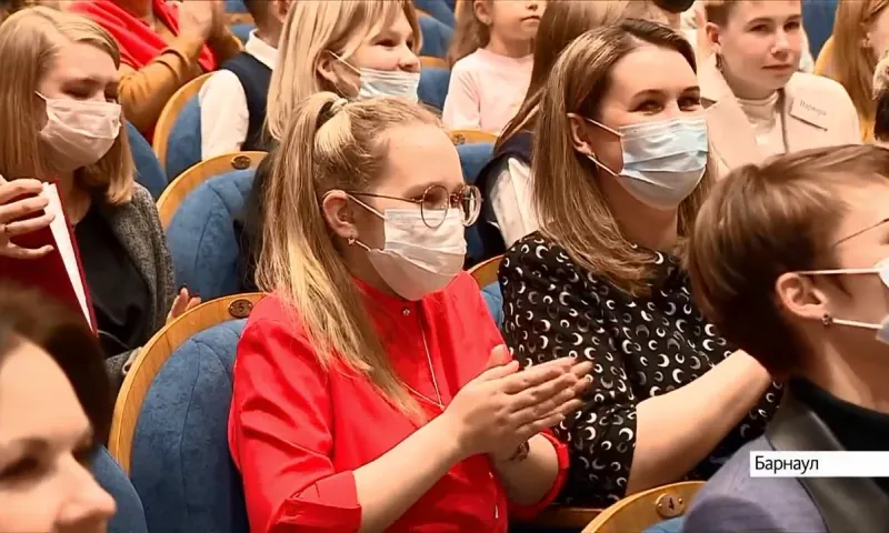 Мечту юной жительницы Барнаула исполнил губернатор Виктор Томенко