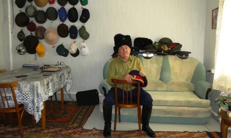78-летний барнаулец коллекционирует головные уборы разных лет и культур