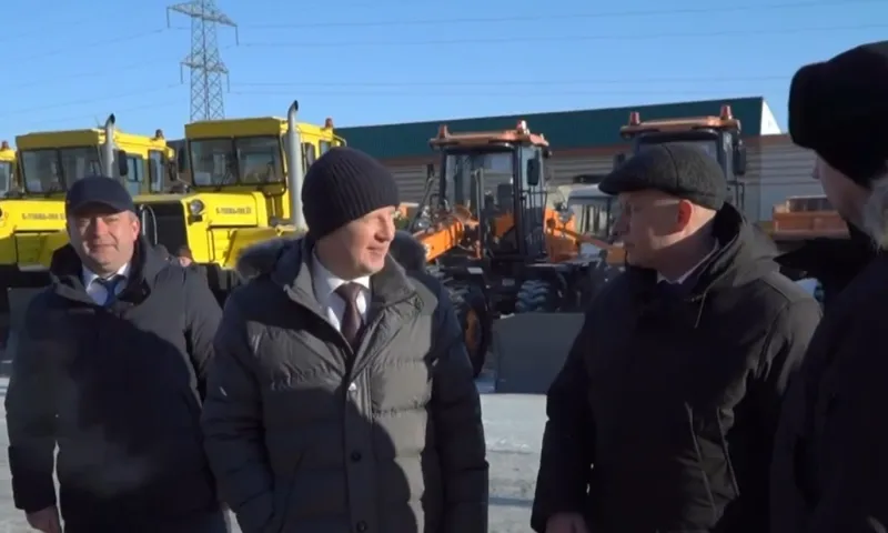 Виктор Томенко вручил новую дорожно-строительную технику предприятиям Алтайского края