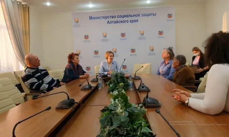 Гражданам России, приехавшим в Алтайский край с Крайнего Севера, вручили государственные жилищные сертификаты