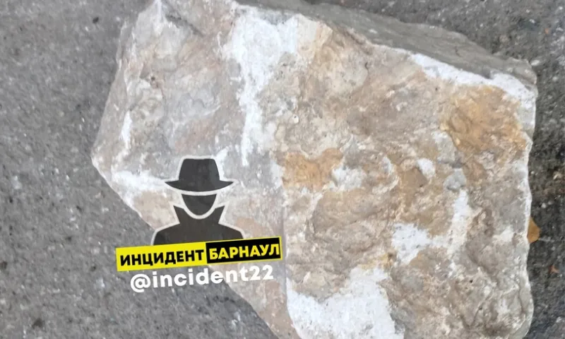 Рухнувший камень едва не пробил голову барнаульцу