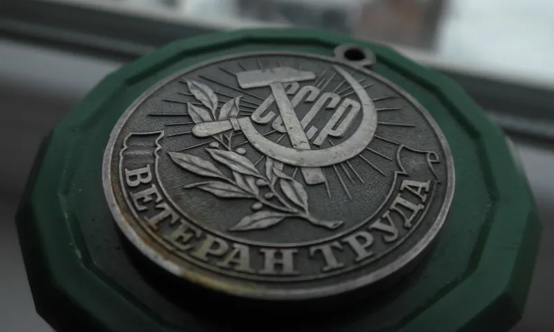 Пособия жителям Алтайского края, получившим звание «Ветеран труда», планируют сохранить при их переезде в другой регион