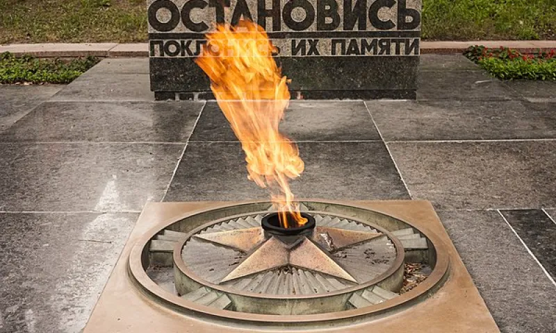 В Алтайском крае внучке погибшего героя ВОВ передали землю с братской могилы, в которой покоится её дед
