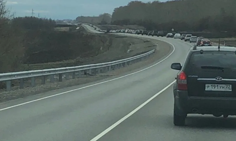 Соцсети: огромная пробка скопилась на алтайской трассе из-за аварии