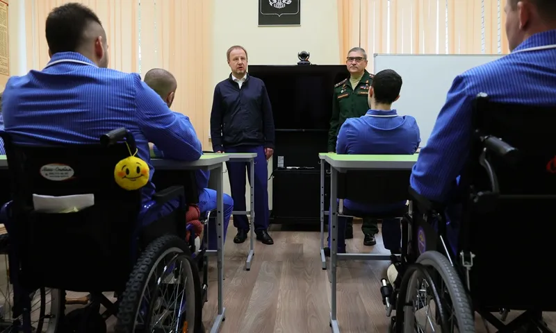 Виктор Томенко в московском госпитале встретился с проходящими лечение военнослужащими из Алтайского края