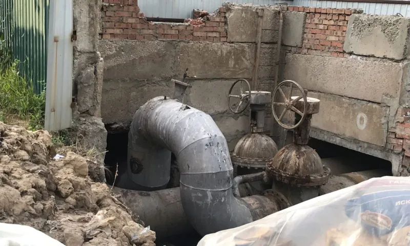 Повреждение теплосети на улице Малахова устраняют в Барнауле