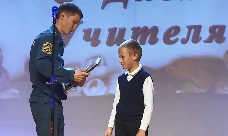 9-летнего мальчика, спасшего двух детей в Залесовском округе, наградили благодарностью от МЧС и велосипедом