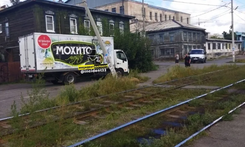 Столб упал на грузовой автомобиль в Барнауле