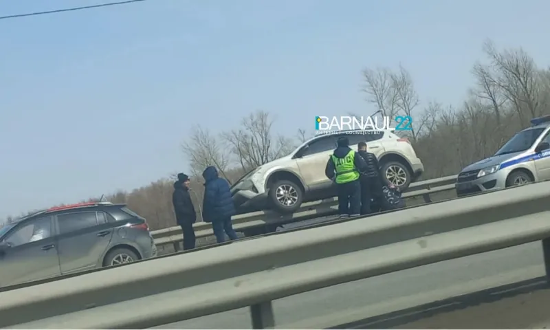 Автомобиль приземлился на дорожное ограждение алтайской трассы