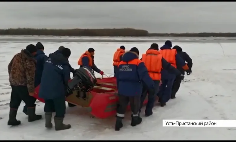 Автомобиль вместе с водителем провалился в полынью в Усть-Пристанском районе