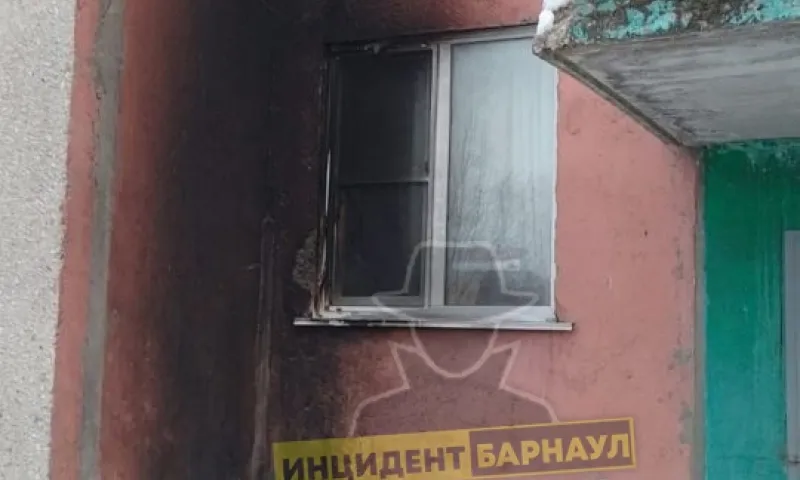 Подростки устроили пожар под окнами многоквартирного дома в Барнауле