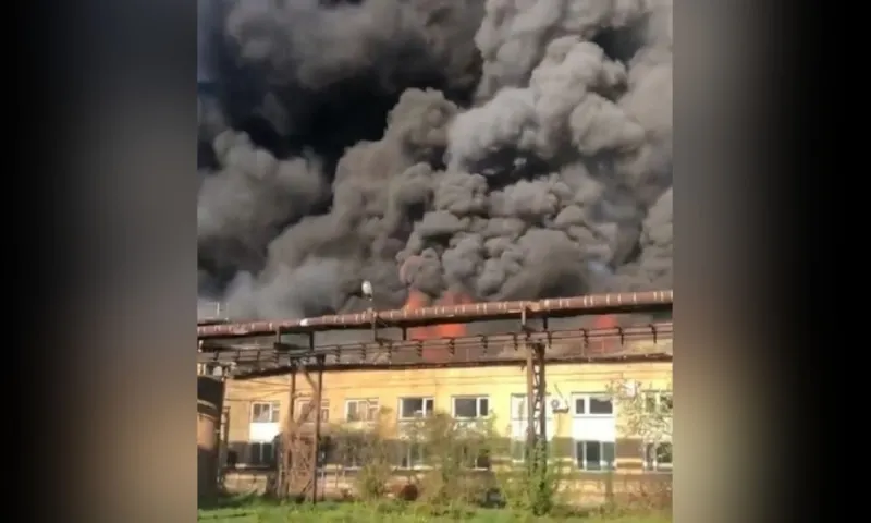 Под Новосибирском произошел пожар на заводе по производству пластика