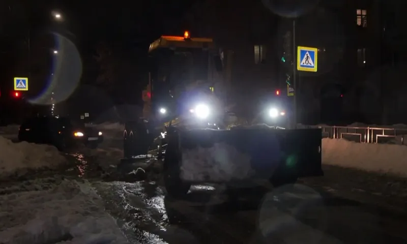 До 63 машин выйдут на уборку дорог сегодня в Барнауле