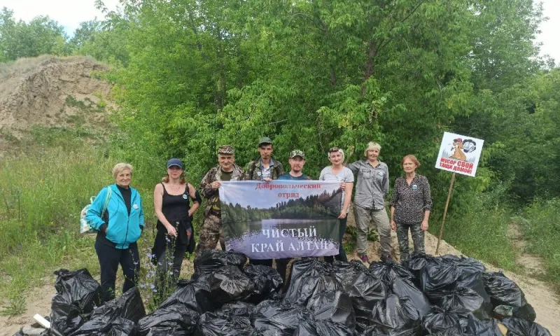 42 мешка мусора собрали во время экологической акции у реки Пивоварки в Барнауле