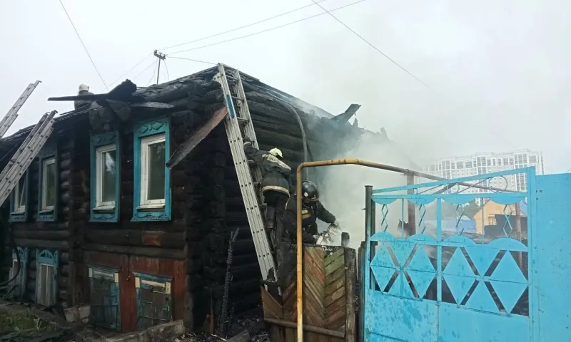 В Барнауле загорелся частный дом с газовым баллоном внутри 