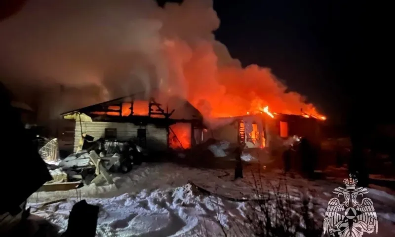 Пожар произошел в пригородном поселке Барнаула