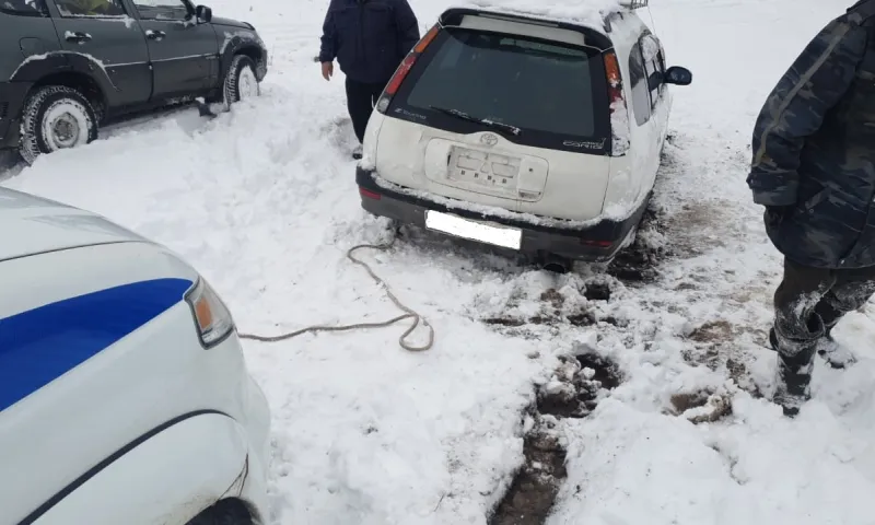 Сотрудники Госавтоинспекции Первомайского района выручили водителя 