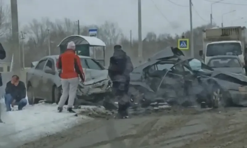 В Барнауле водитель без прав спровоцировал серьёзное ДТП