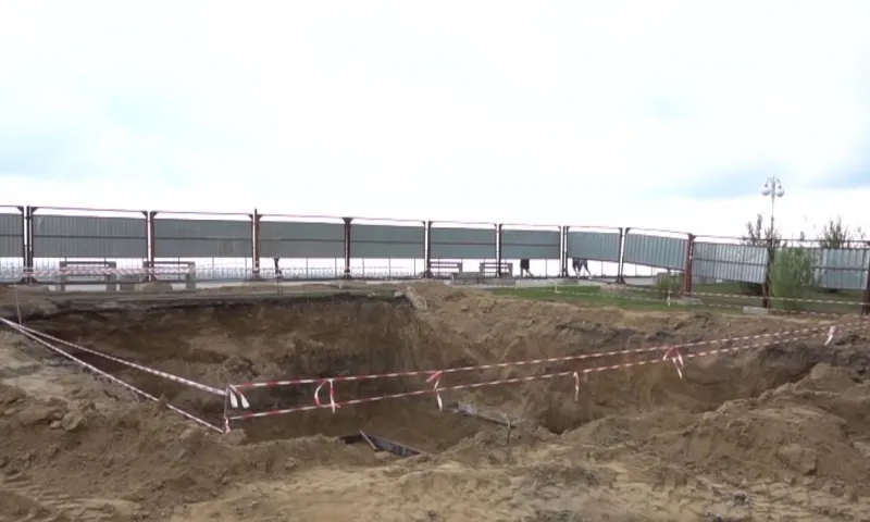 В Нагорном парке Барнаула начали установку стелы «Город трудовой доблести»