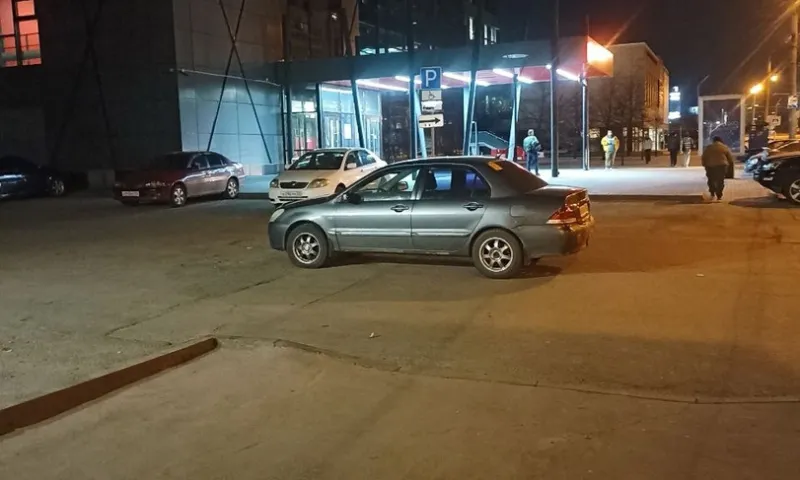 Асфальт провалился на одной из улиц Барнаула