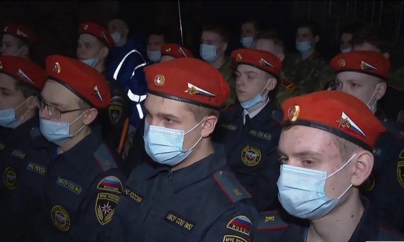 Горечь и гордость: барнаульские школьники почтили память бойцов 6-й роты 104-го гвардейского парашютно-десантного полка