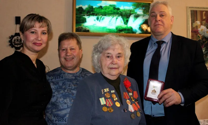Жительнице Новоалтайска вручили почётный знак в честь 80-летия полного освобождения Ленинграда от фашистской блокады