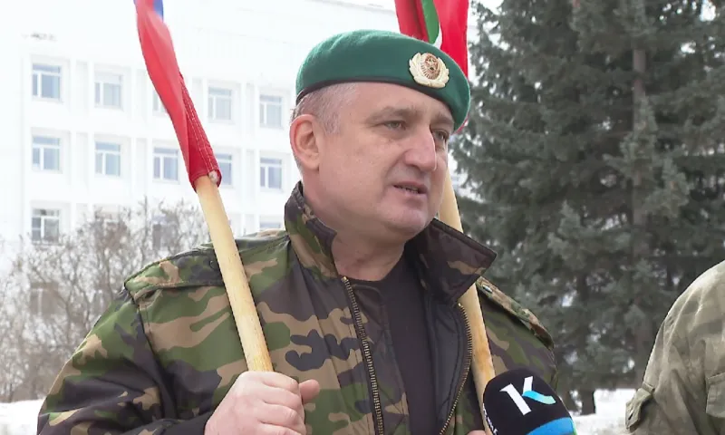 Ветеран-пограничник Александр Ковалёв стал участником прошедшего в Барнауле автопробега в поддержку российской армии