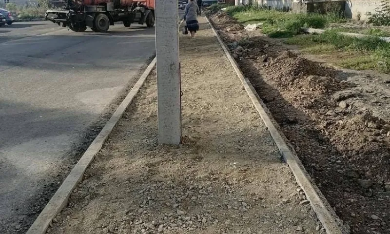 Женщина показала новый тротуар со столбом посередине в Новоалтайске