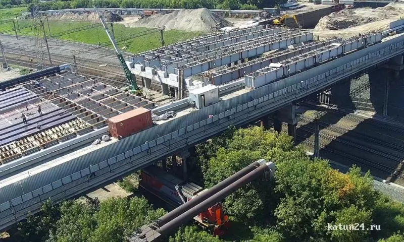 Железобетонные плиты изготавливают для путепровода на проспекте Ленина в Барнауле 
