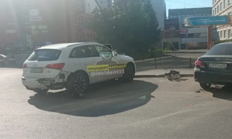 Мотоциклист, делая трюки на дороге, врезался в припаркованный автомобиль в Барнауле