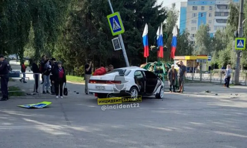 Легковушка врезалась в столб в Барнауле