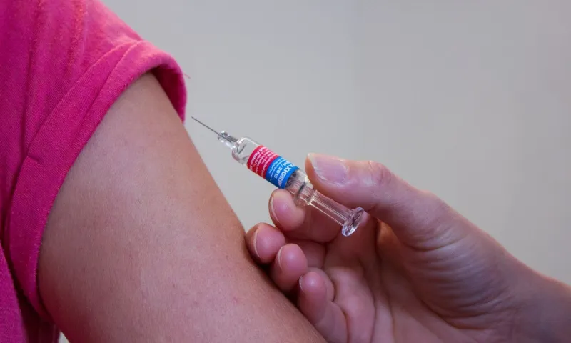 В регионах России начали вводить обязательную вакцинацию