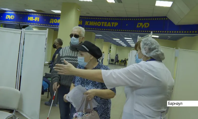 «Тысяча пациентов ежедневно»: в Алтайском крае растёт число желающих вакцинироваться от COVID-19