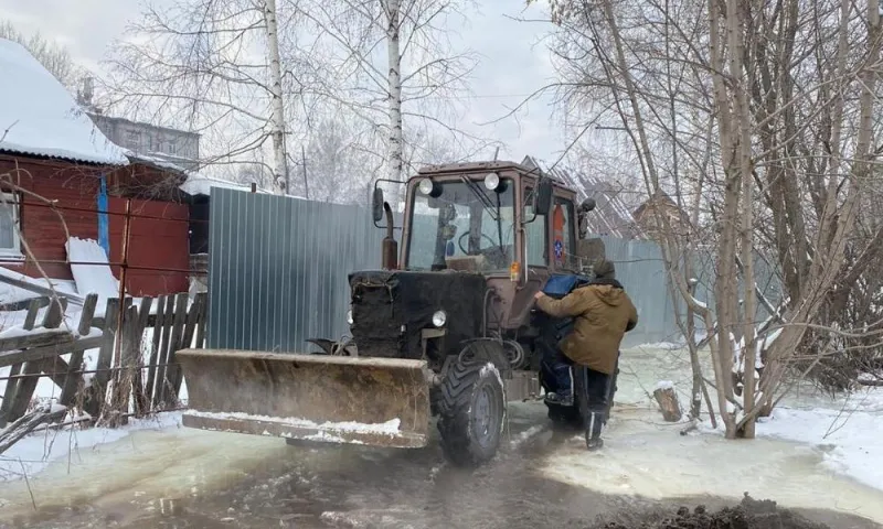 Ледяные заторы устраняют на барнаульской реке