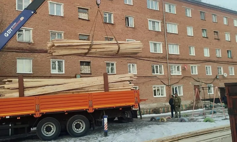 Разрушенную ураганом крышу восстанавливают в Рубцовске