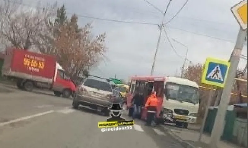 В Барнауле столкнулись фургон и маршрутный автобус