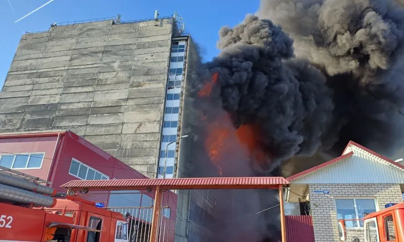 В Барнауле горит дом на улице Попова