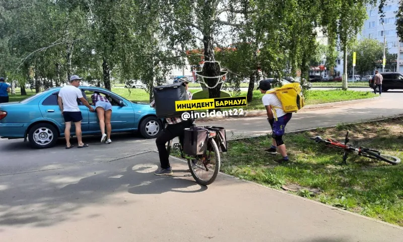 Водитель легковушки сбил доставщика еды в Барнауле