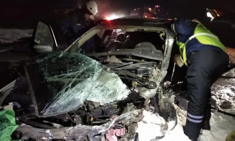 Спасатели Алтайского края вызволили двух человек из автомобилей после ДТП