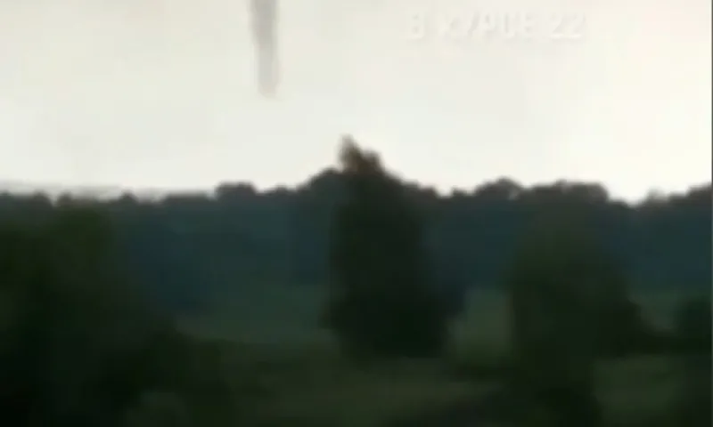 Очевидцы сняли на видео смерч в посёлке Барнаула