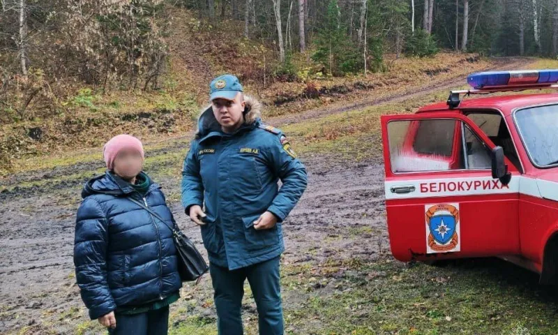 Женщине потребовалась помощь спасателей на пути к вековой сосне в Белокурихе