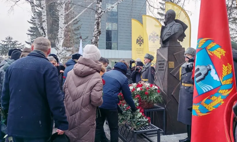 Бюст советского разведчика Виталия Нуйкина открыли в Барнауле