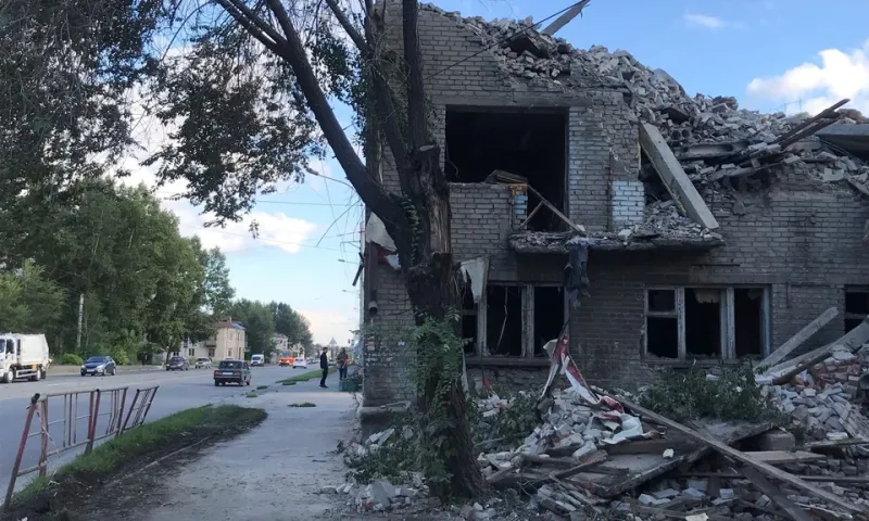 Горевший аварийный дом сносят в Барнауле