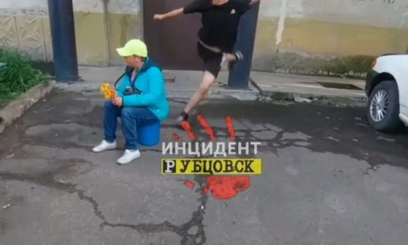 Жестокие подростки издеваются над девушкой-инвалидом в Рубцовске