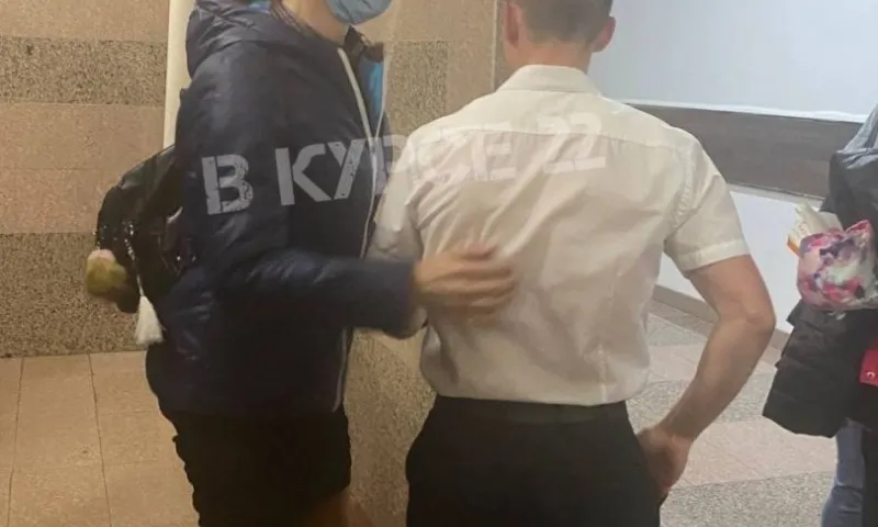 Мужчина в юбке фотографировал посетительниц уборной барнаульского ТРЦ