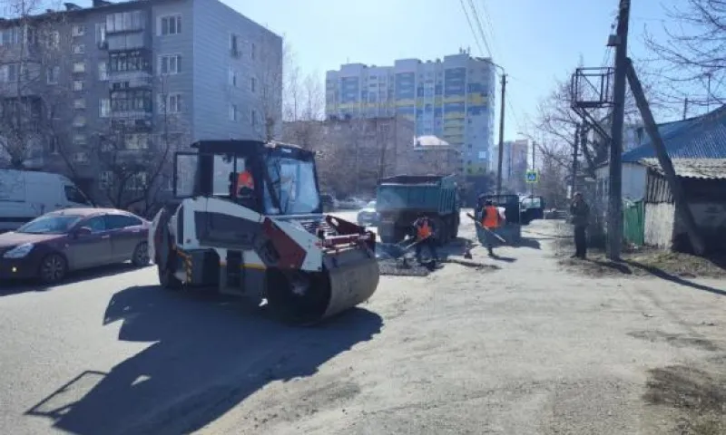 Сотрудники водоканала восстанавливают поврежденную территорию Барнаула