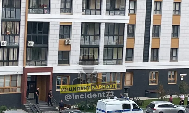 Мужчина выпал из окна в Барнауле