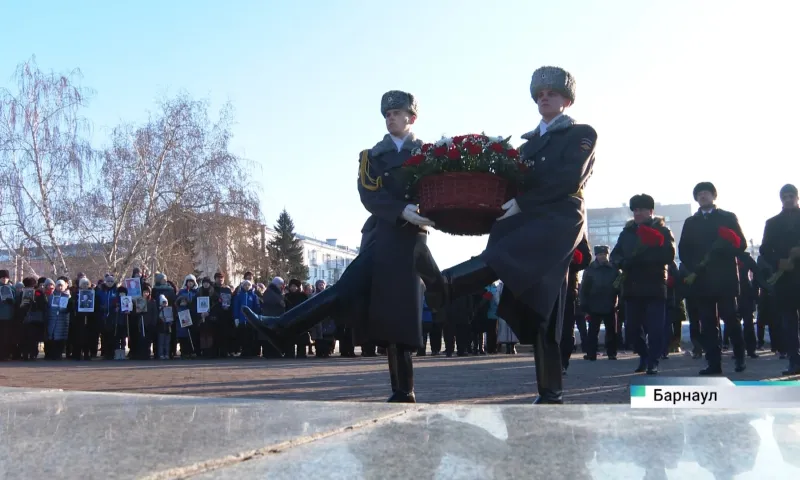 Память героев-защитников Сталинграда почтили в Барнауле 