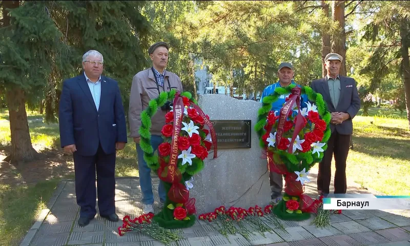 Цветы к мемориалу жертв радиационного воздействия возложили в Барнауле